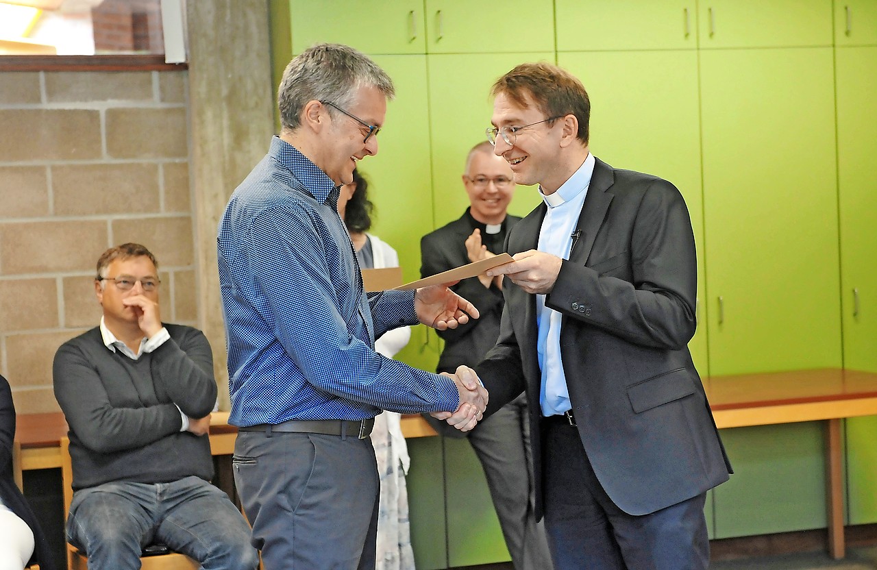 Studenten ontvangen hun diploma uit handen van directeur Kristof Struys. © Selina De Mayer