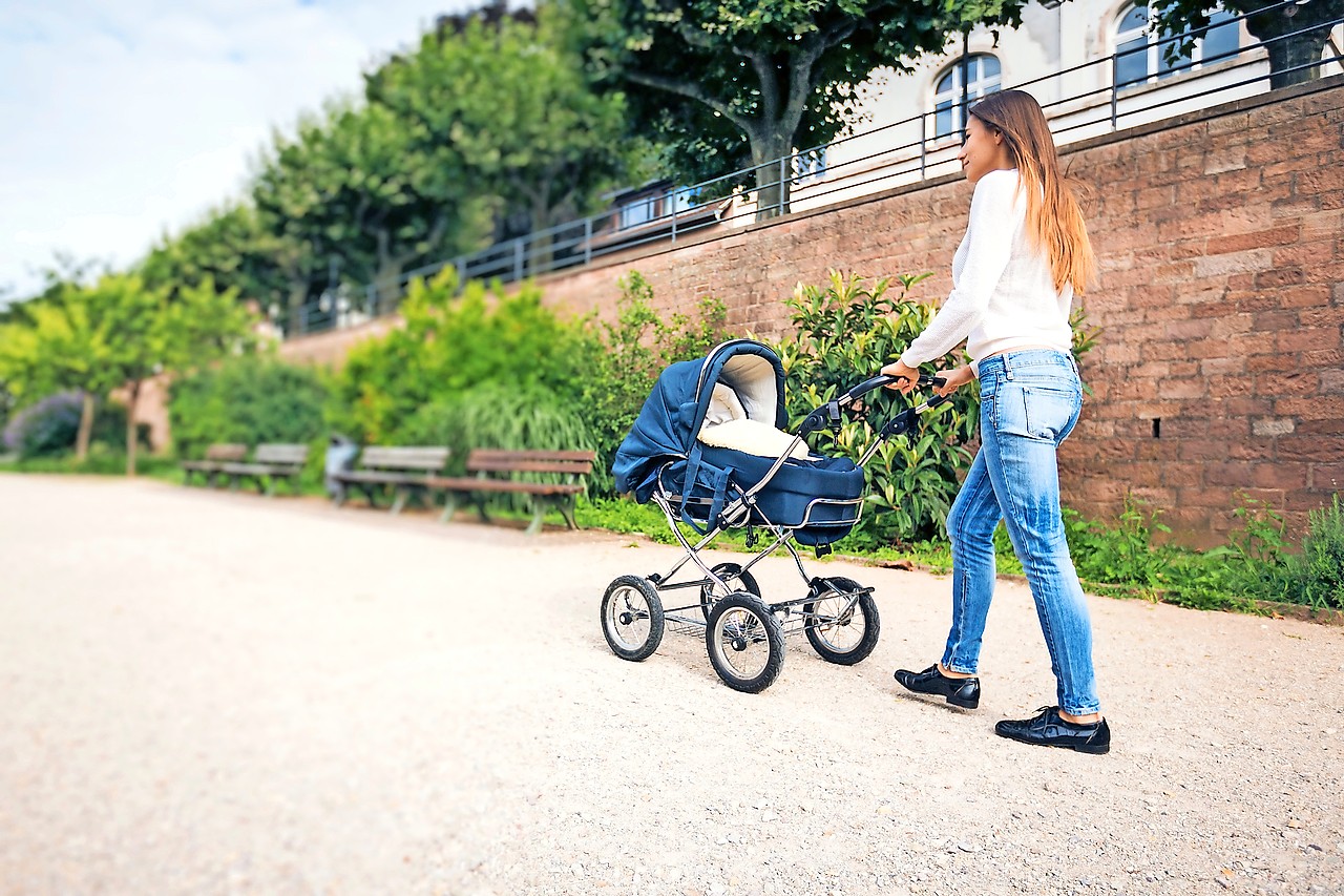 Tienermoeders leren een band opbouwen met hun baby. © Shutterstock