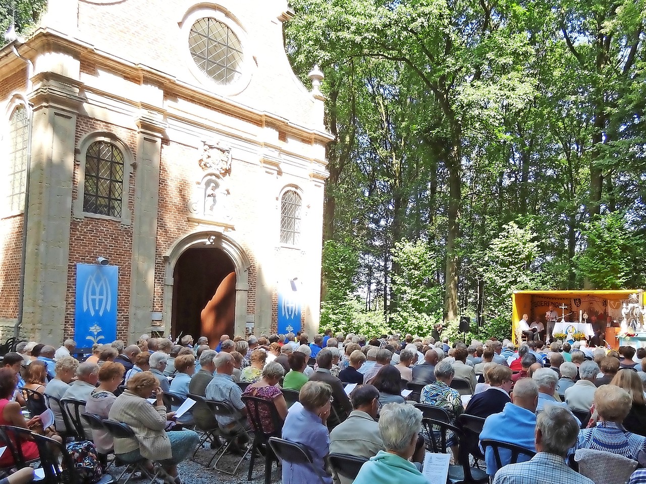 Op de hoogdag van Tenhemelopneming van Maria vindt aan de Boskapel een openluchtviering plaats. © Ingrid Van Ransbeeck