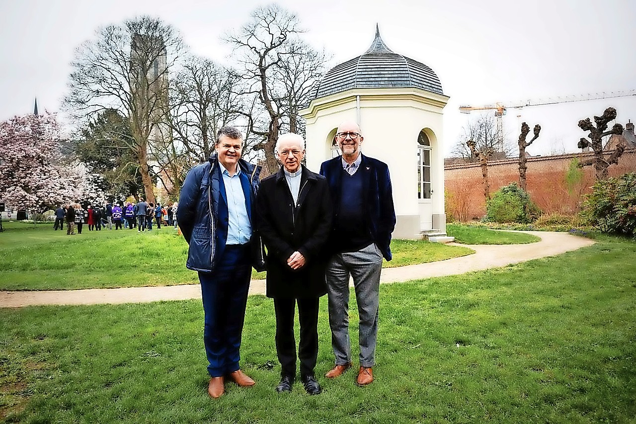 Burgemeester Bart Somers, aartsbisschop Jozef de Kesel en gedeputeerde Luk Lemmens in de tuin. © Provincie Antwerpen