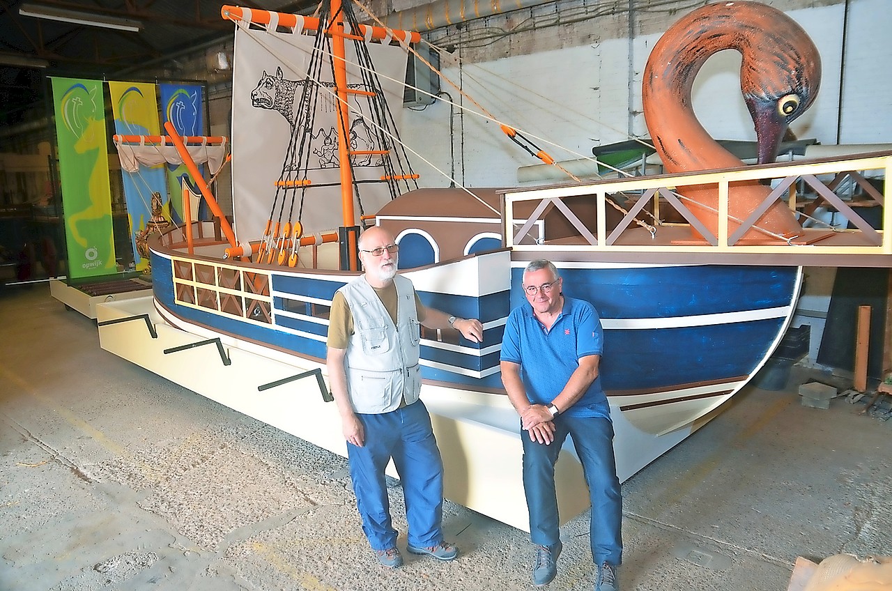 Roland De Baerdemaeker (links) en Albert De Vis zijn trots op ‘de boot van Paulus’. © Tony Dupont