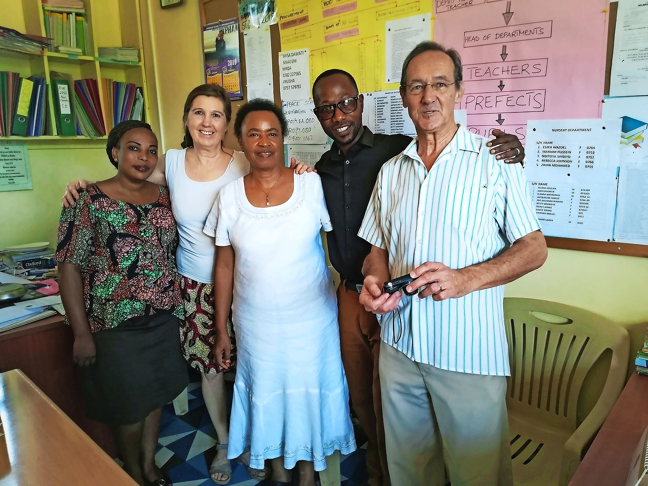 Els Dalle (tweede van links) en Luk Schollaert (rechts) bezoeken een school in Arusha. © Els Dalle