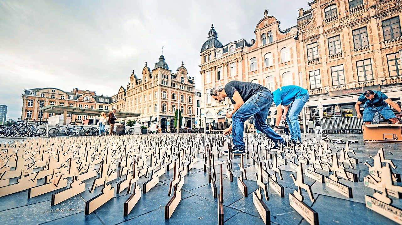 In Leuven stonden houten beeldjes opgesteld als symbool voor alle vluchtelingen die in 2019 verdronken in zee. © Bert Blondeel