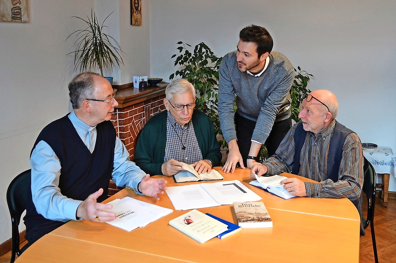 Enkele leden van de werkgroep bespreken nog de laatste details van de eerste uitgave van Woorden die raken. © Laurens Vangeel