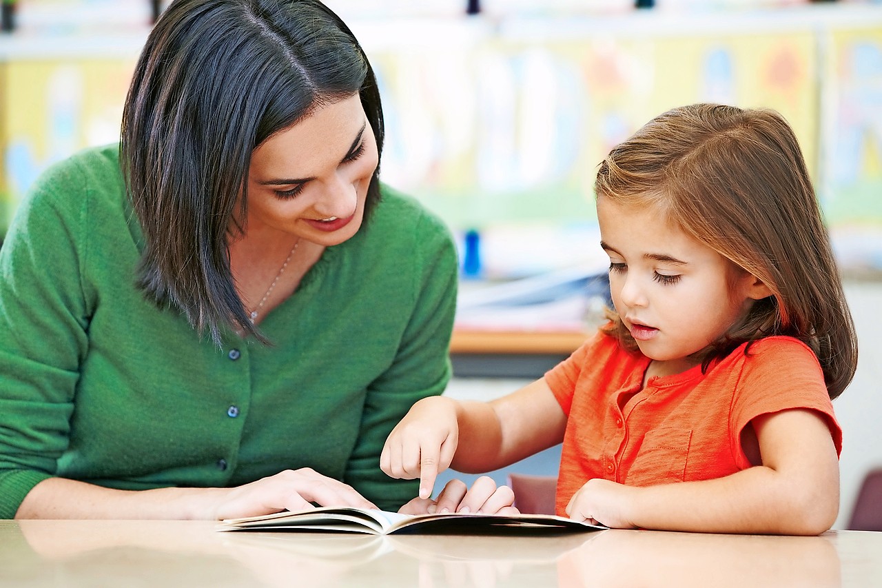 Boekenstoet is geen huiswerkbegeleiding. Het project zet enkel in op taalstimulering en leesbevordering. © Shutterstock