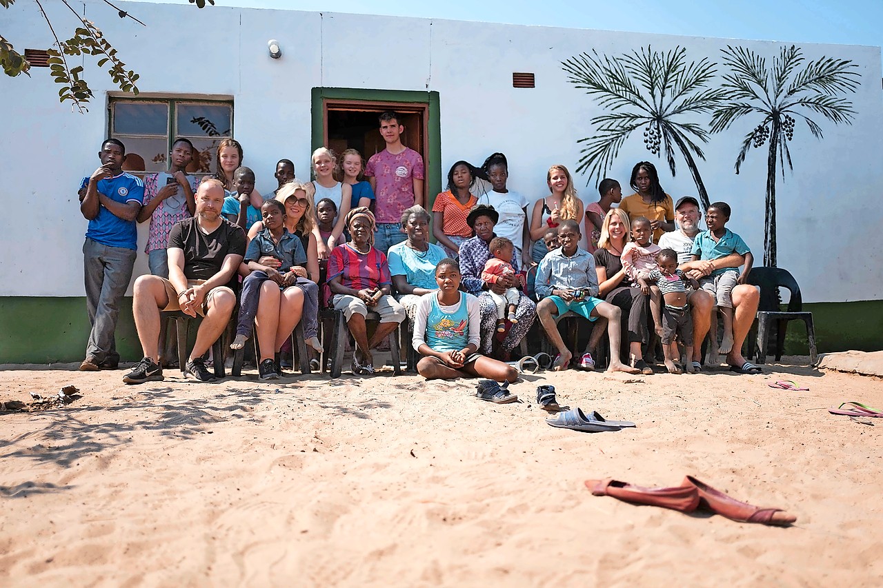 Tineke Foblets (tweede links vooraan) op bezoek in Namibië. © Niels Schreyers