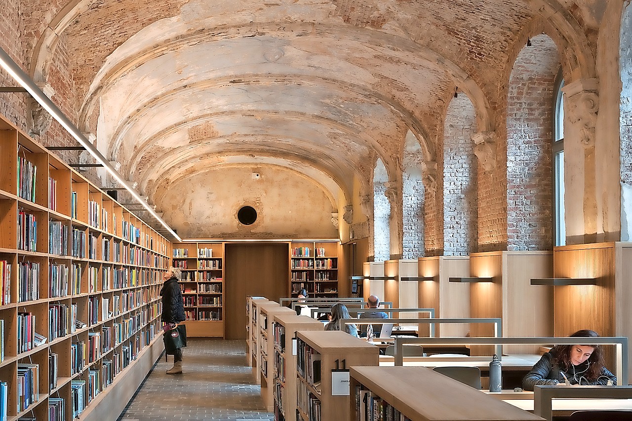 Na de ingrijpende renovatie kreeg het klooster een nieuwe bestemming als bibliotheek van de eenentwintigste eeuw. © Stijn Bollaert