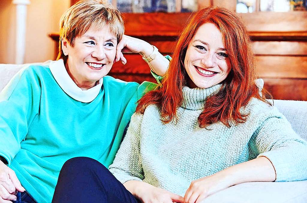 Connie Neefs (links) in de sofa bij haar dochter Hannelore Candries in Mechelen. © Jorick Michiels