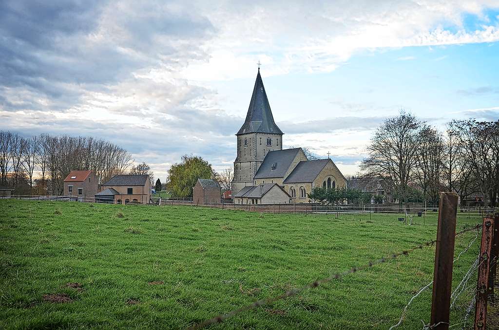 Het romaanse kerkje in Wezeren ligt veraf van de kathedraal in Mechelen. © Tony Dupont