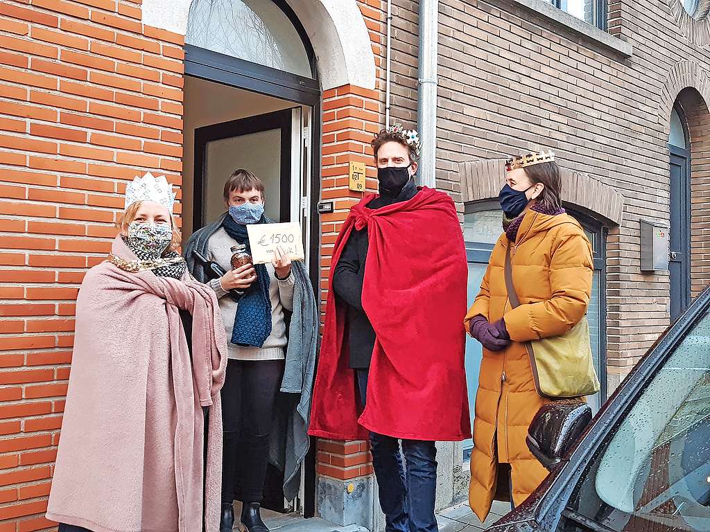 Met Driekoningen bezorgden bewoners van de Michottebuurt vzw Honk een cheque. © Honk