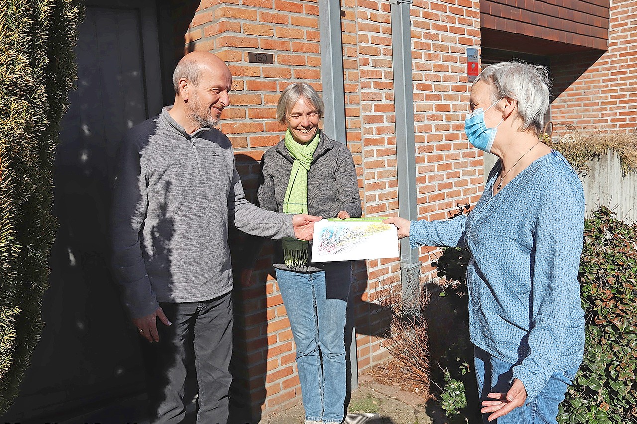 Mechelaars ontvangen een hoopvolle kaart met een poëtische oproept tot solidariteit. © Jan Smets