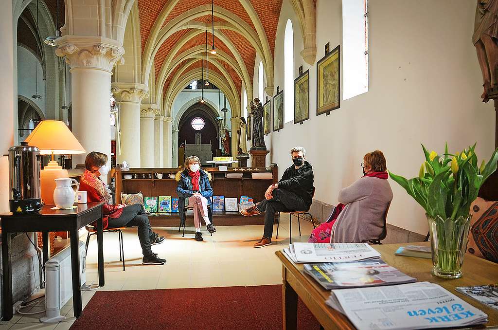 Diaken Rob Allaert en enkele vrijwilligers bieden een warm en gezellig onthaal aan in de Mijlstraatkerk. © Tony Dupont