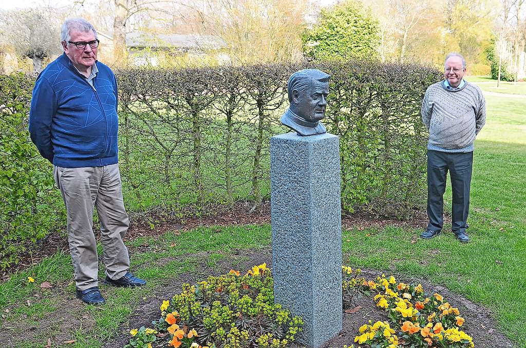 Jan Verboogen (links) en Michel Coppin (rechts) aan het beeld van pater Jordan. © Tony Dupont