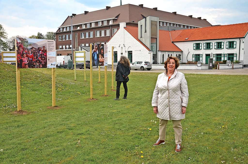 Sonia Crabbé: „De buitenexpo staat opgesteld op het plein voor het museum. © Tony Dupont