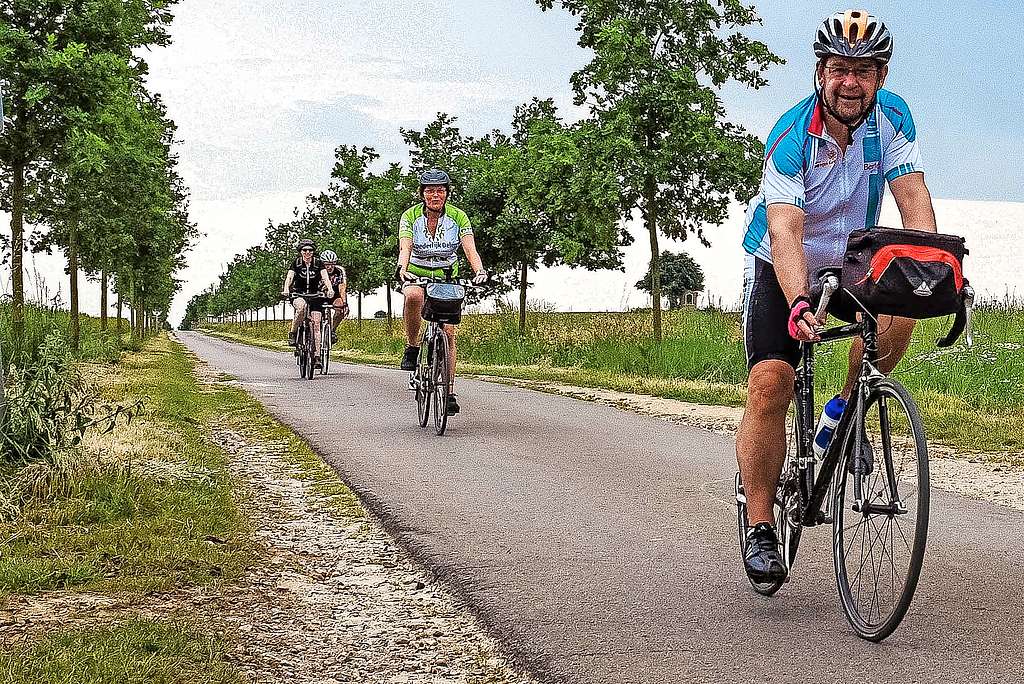 Marc Morris en Patris Van den Bossche rijden op kop in het fraaie landschap. © Thomas De Boever