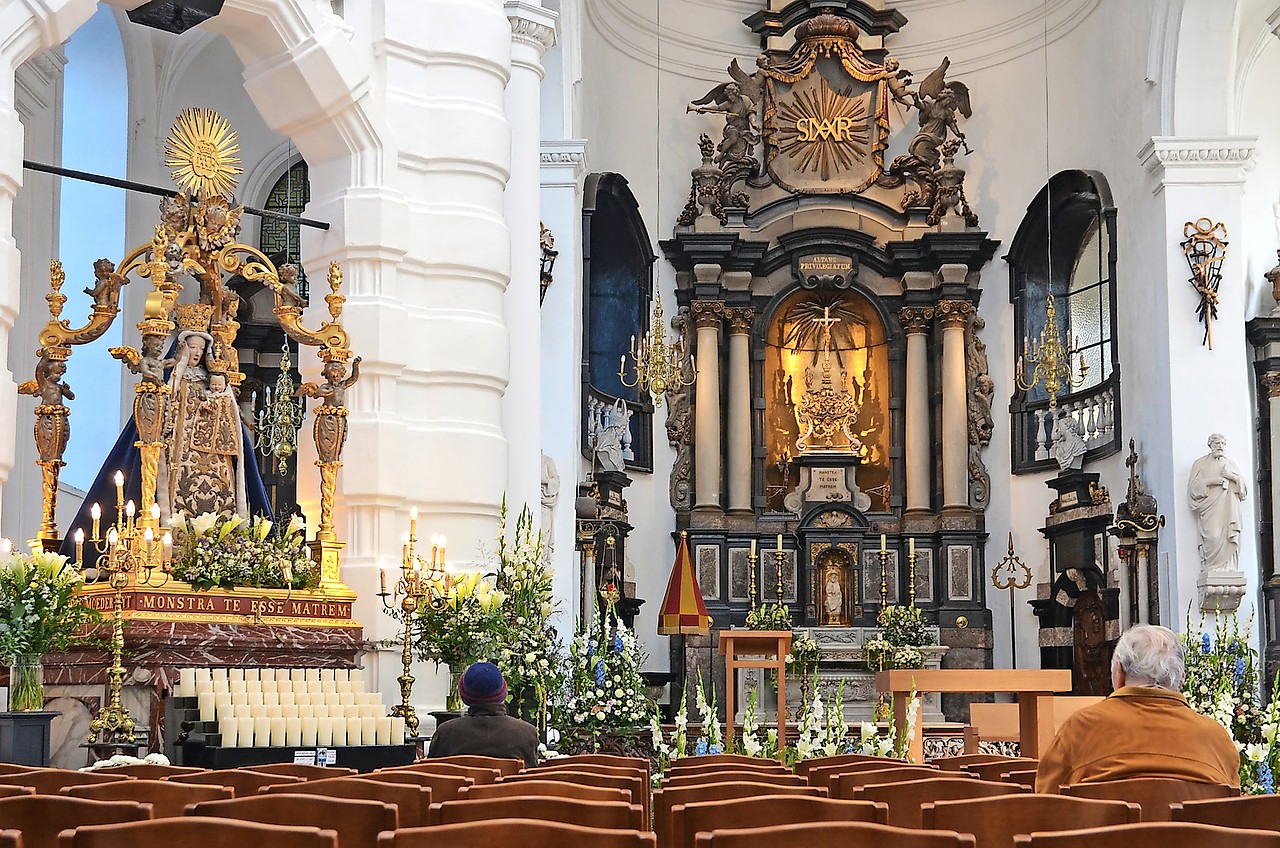 In de Hanswijkbasiliek kunnen bezoekers elke maandagmiddag kennismaken met een sacrale stilte. © Tony Dupont