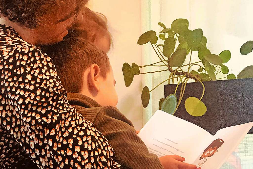 Finn en Nora gaan naar de buitengewone school is een leuk voorleesboek. © Jorien Van Rompaye