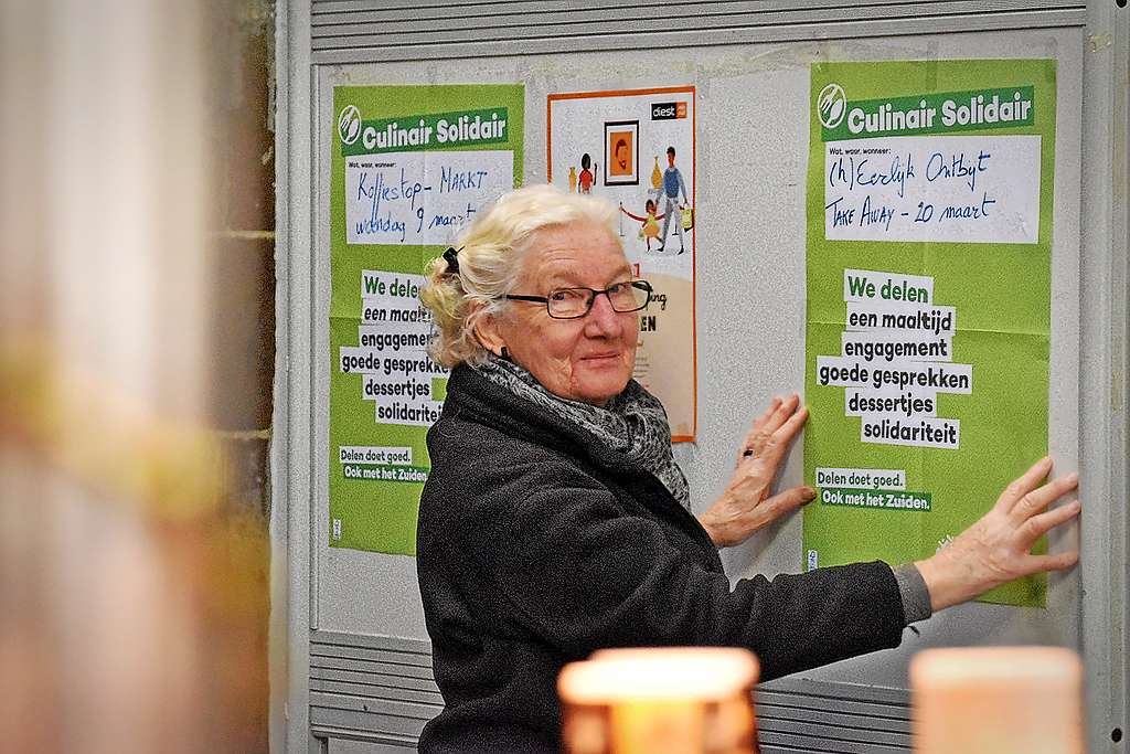 Paula Broeders hangt de affiches van Broederlijk Delen op in de kerk. Ze deelt geloof en passie voor het Zuiden. © Tony Dupont