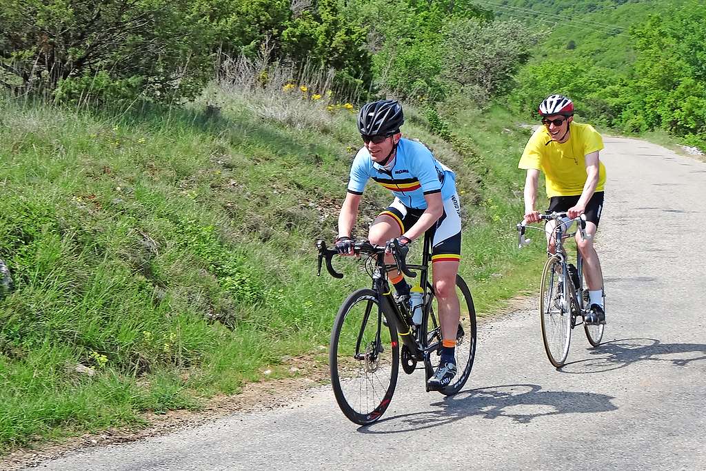 Pastoor Chris Butaye in Belgische driekleur tijdens de wegrit. © Fédération Française de Cyclisme