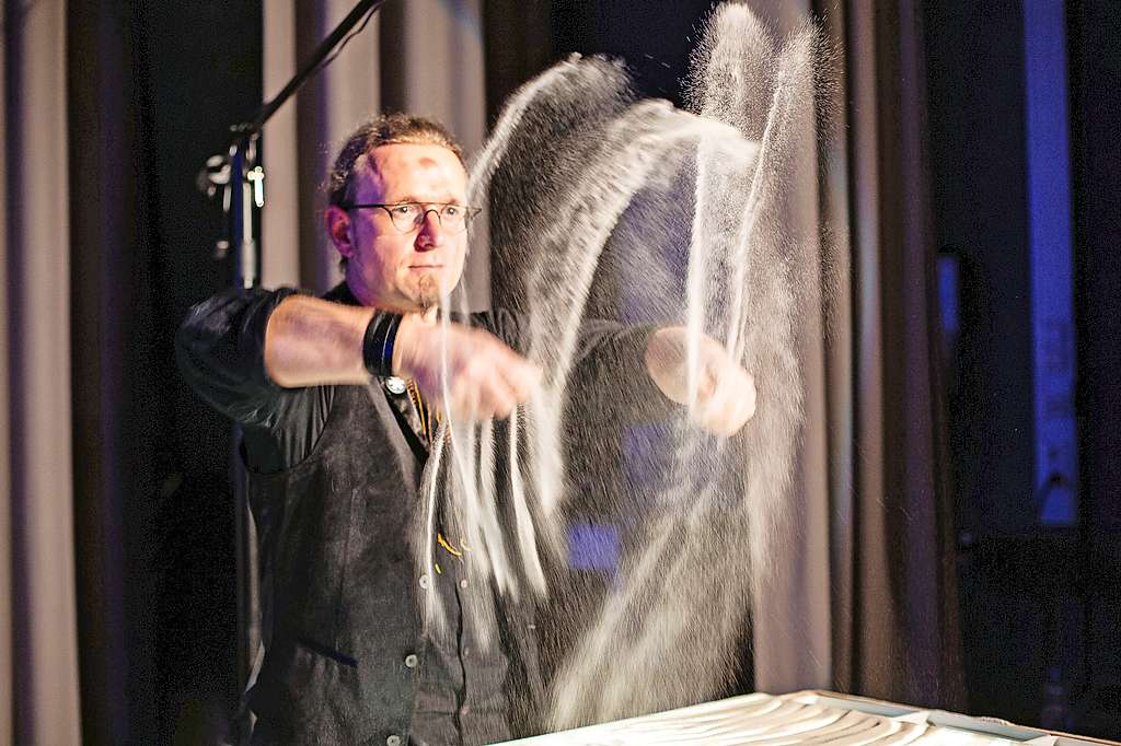 Immanuel Boie creëert met vingervlugge vegen wonderlijke verhalen, in het bijzonder Bijbelverhalen. © Wilfred Horten