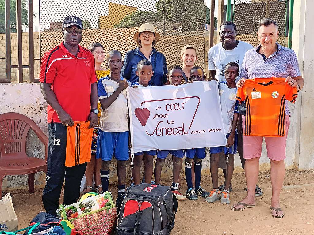 Een Warm hart voor Senegal deelt sportuitrustingen uit aan schoolploegjes. © Myriam Laporte