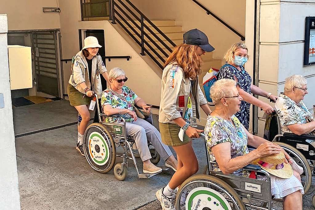 Samana vindt bij de scouts en de gidsen extra duwkracht voor de rolstoelen. © Scouts Keerbergen