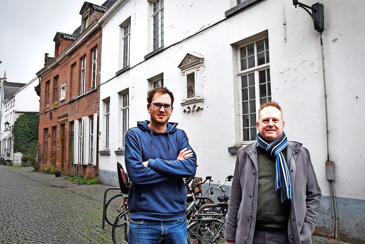 Jelle Rijkeboer (links) en Steven De Ceuster (rechts) vóór het opvanghuis in de Twaalf-Apostelenstraat. © Tony Dupont