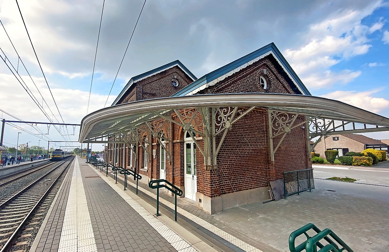 In dit stationsgebouw start het inclusieverhaal van vzw De Okkernoot. © Marnix Houthuys