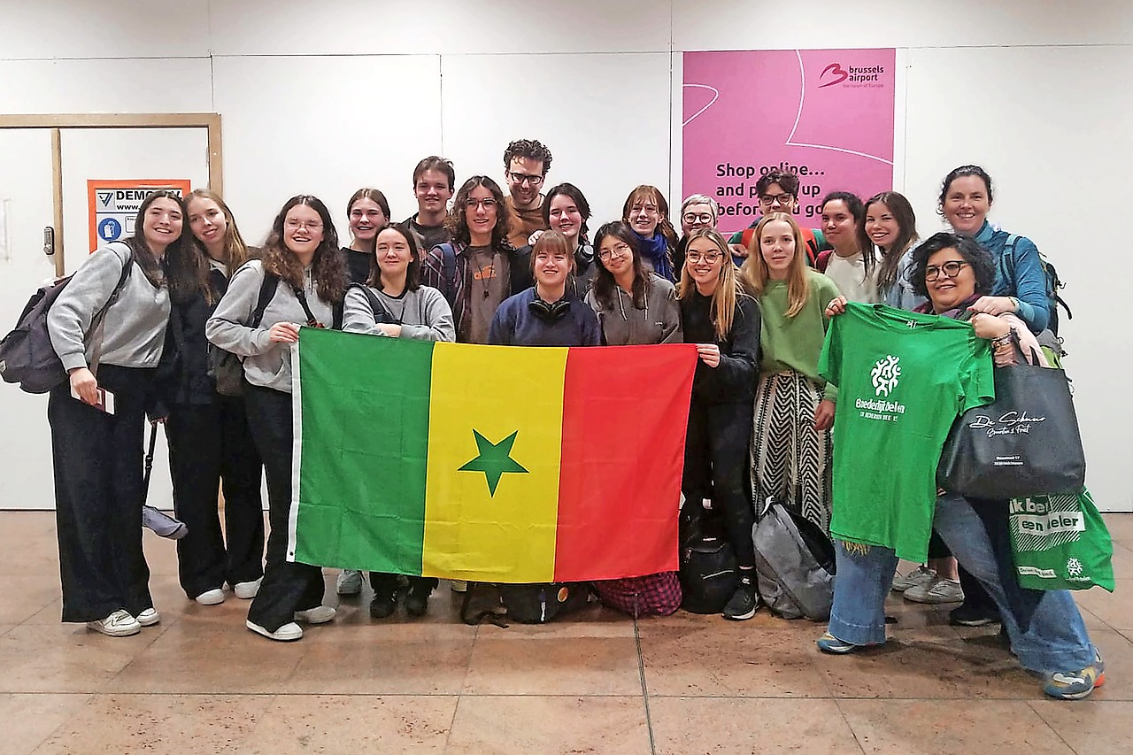 De leerlingen uit drie middelbare scholen en hun begeleiders bij hun vertrek naar Senegal. © Broederlijk Delen