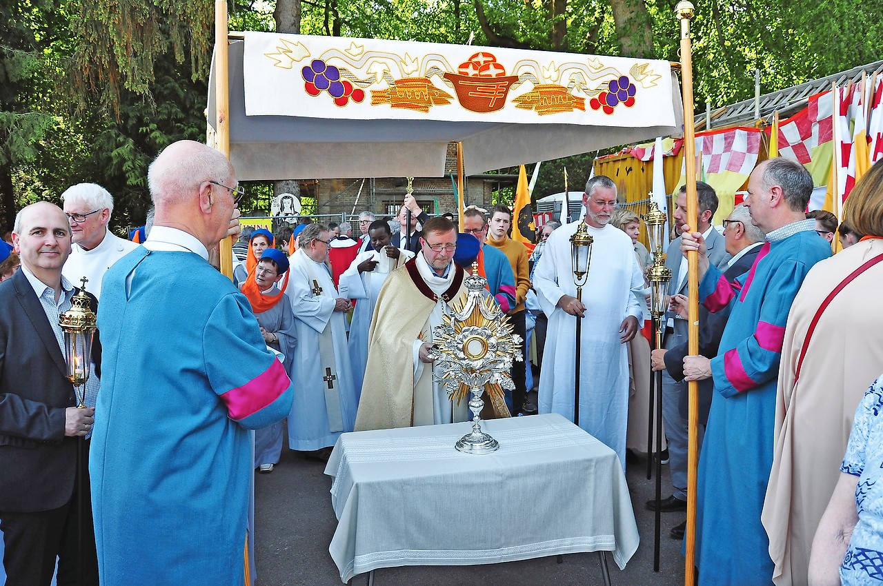 Na de processie volgt een gebedsmoment en de zegen met het Heilig Sacrament. © Processiecomité heilige Wivina