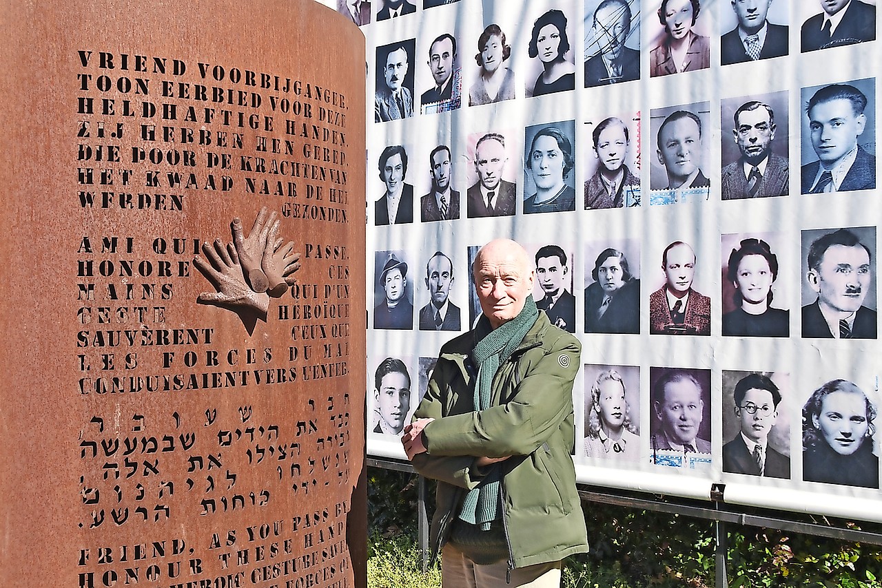 Luc Taverniers aan de herdenkingszuil in Boortmeerbeek. © Tony Dupont