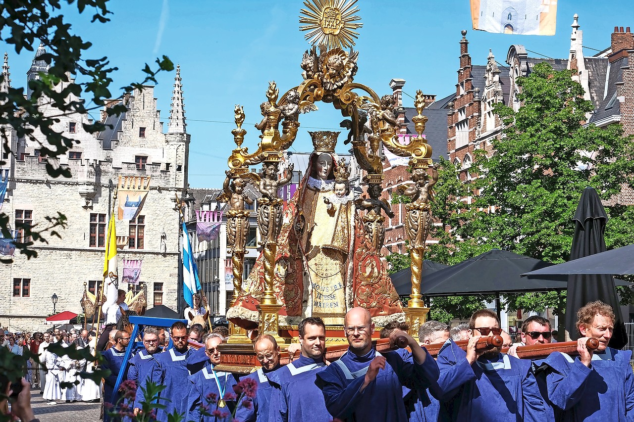 De Mechelaars blijven jaarlijks het Mariabeeld door de stad dragen. © vzw Hanswijk & Processie