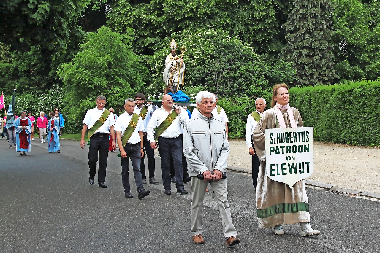 Dertig groepen brengen het levensverhaal en de verering van Sint-Hubertus. © Clara Smout