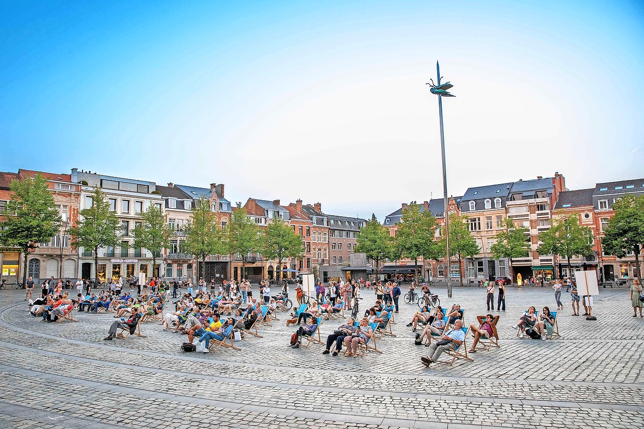 Vanuit een strandstoel op het Ladeuzeplein kan het publiek de beiaardier in de bibliotheektoren volgen. © Geert Mertens