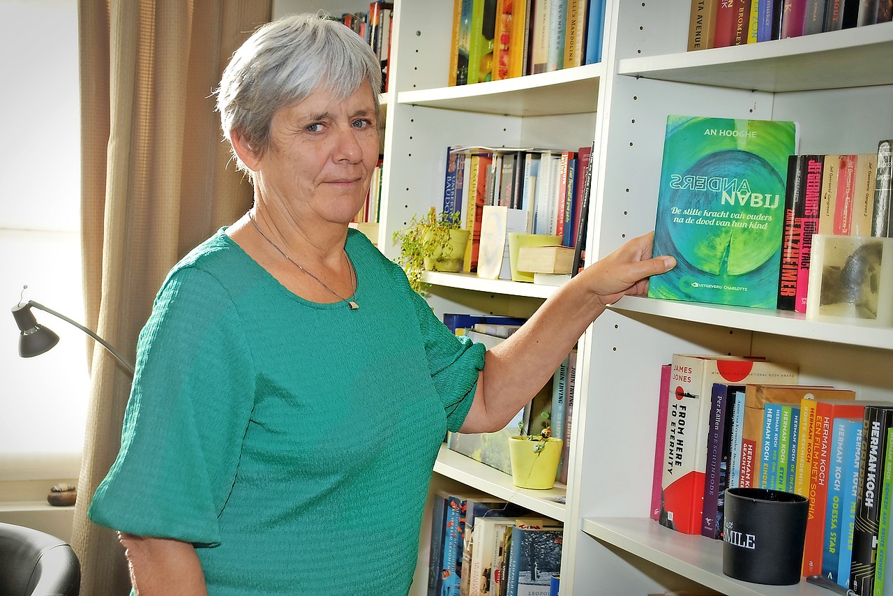 Marleen Brion vond in haar rouwproces een houvast: het boek Anders nabij. De stille kracht van ouders na de dood van hun kind van psychologe An Hooghe. © Tony Dupont