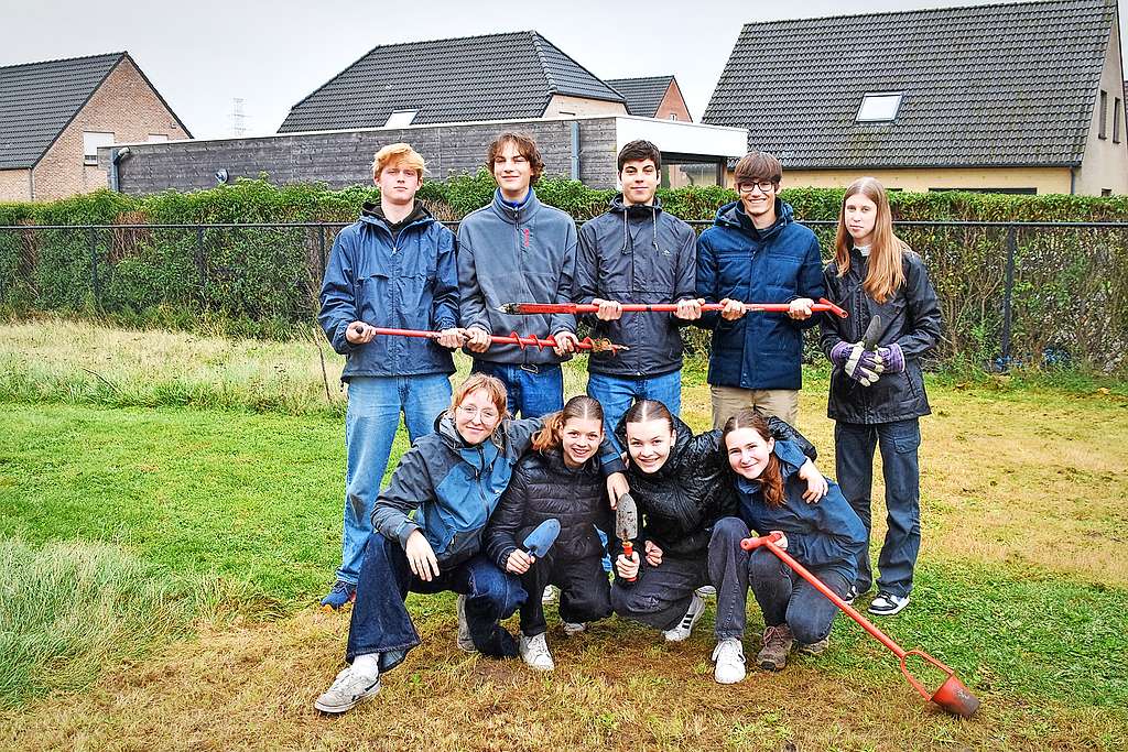 Met grondboren, bollenplanters en enkele schepjes gingen de jongeren aan de slag om een biodiverse bloemenweide aan te leggen. © Tony Dupont