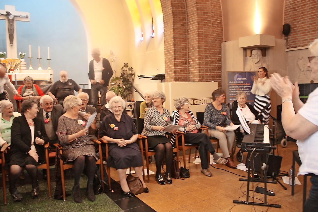 Het contactkoor Van nu en Strackjes oefent voor een optreden in het najaar. „Samen zingen werkt versterkend.” © Huize Stracke