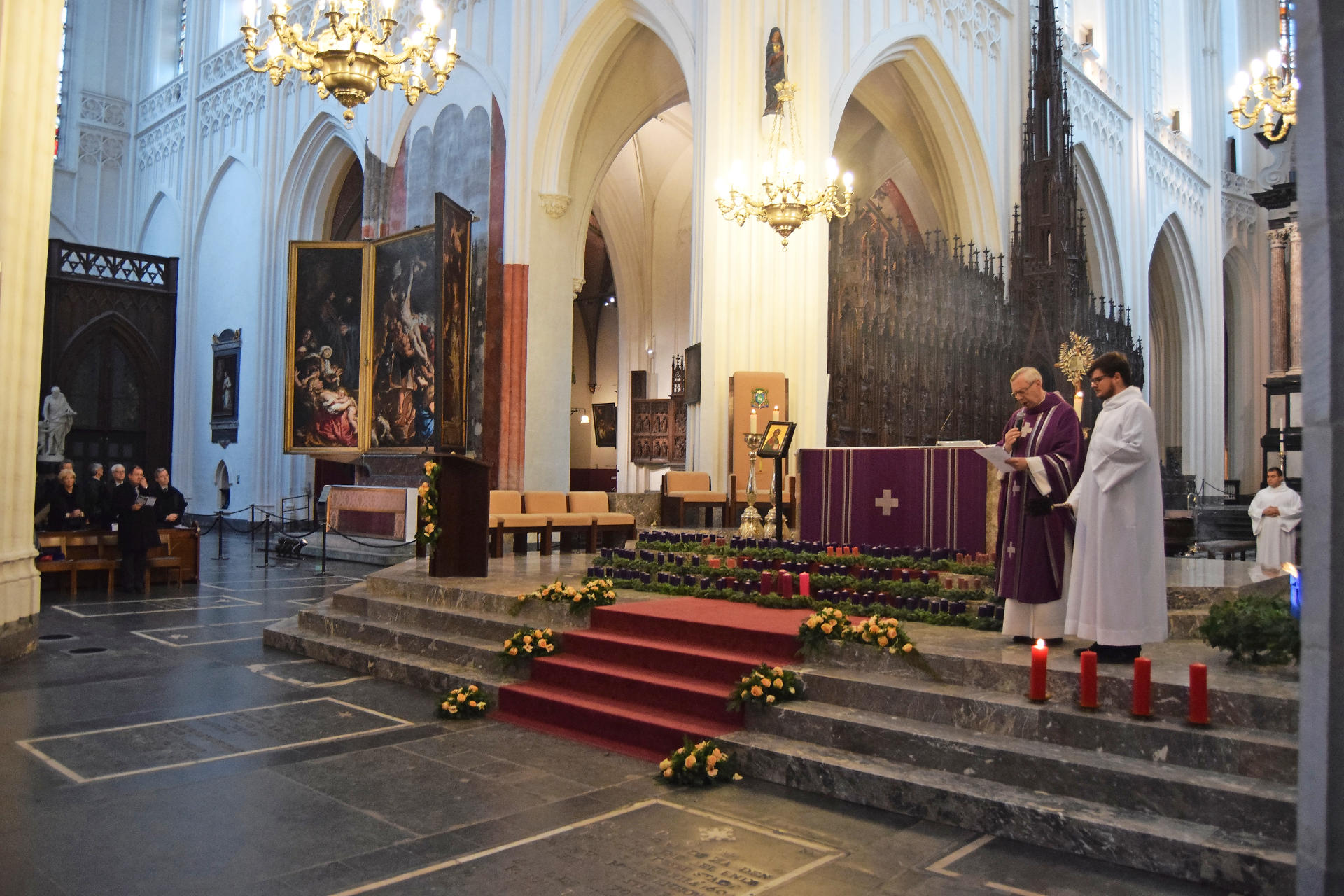 Vorig jaar werden voor het eerst adventskransen gezegend in de Onze-Lieve-Vrouwekathedraal in Antwerpen. © Bart Buyens