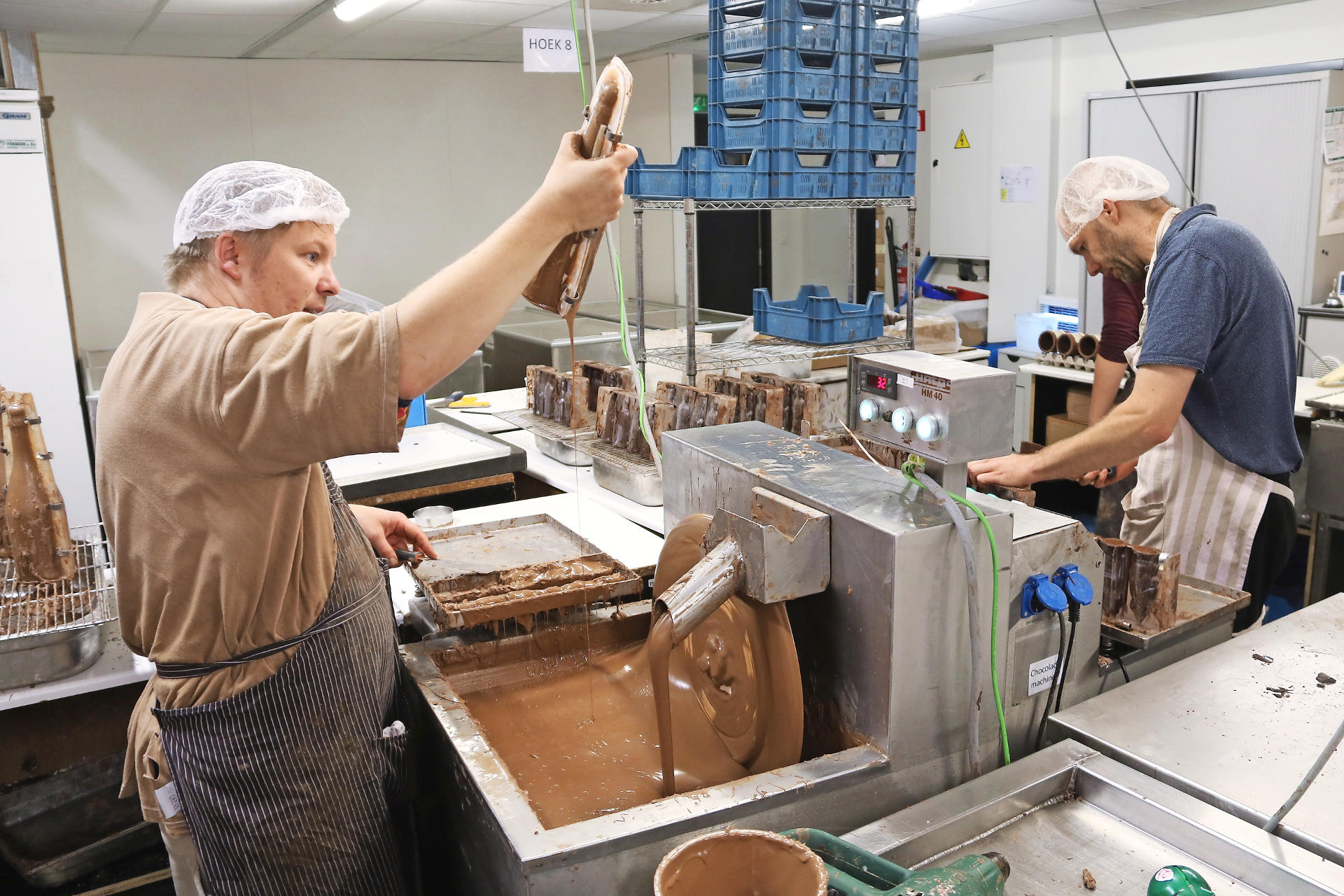 Het chocoladebedrijf draait van productie tot administratie volledig op mensen met autisme. © Peter Vanderveken