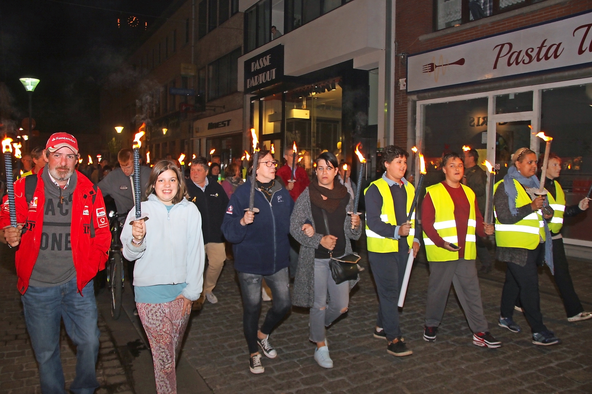 De fakkeltocht die De Fakkel in oktober organiseerde, bracht op vier locaties 1.500 mensen op de been. © Marc Peeters