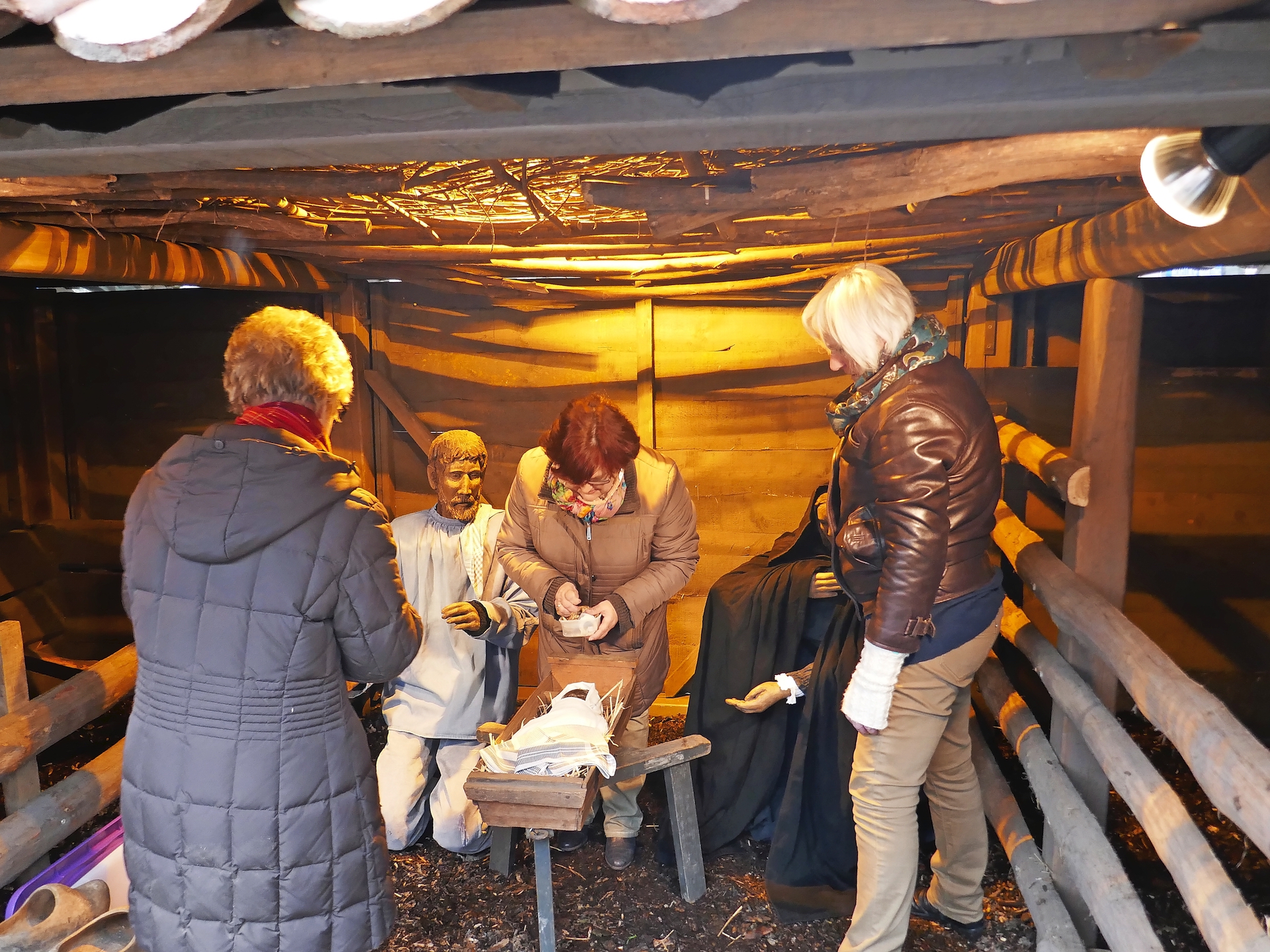 Vrijwilligers zijn druk in de weer met de opbouw van de kerststal in Retie. © Koen Claessens