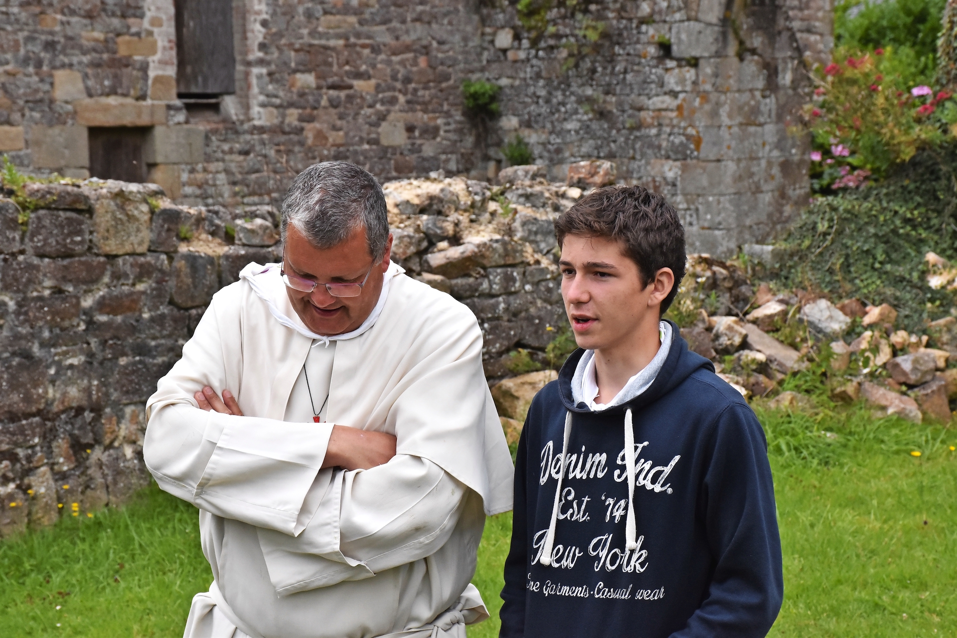 Simon Sablon in gesprek met pater Karel Stautemas. Het liefst praat hij over geschiedenis of spiritualiteit. © Ann Tambour