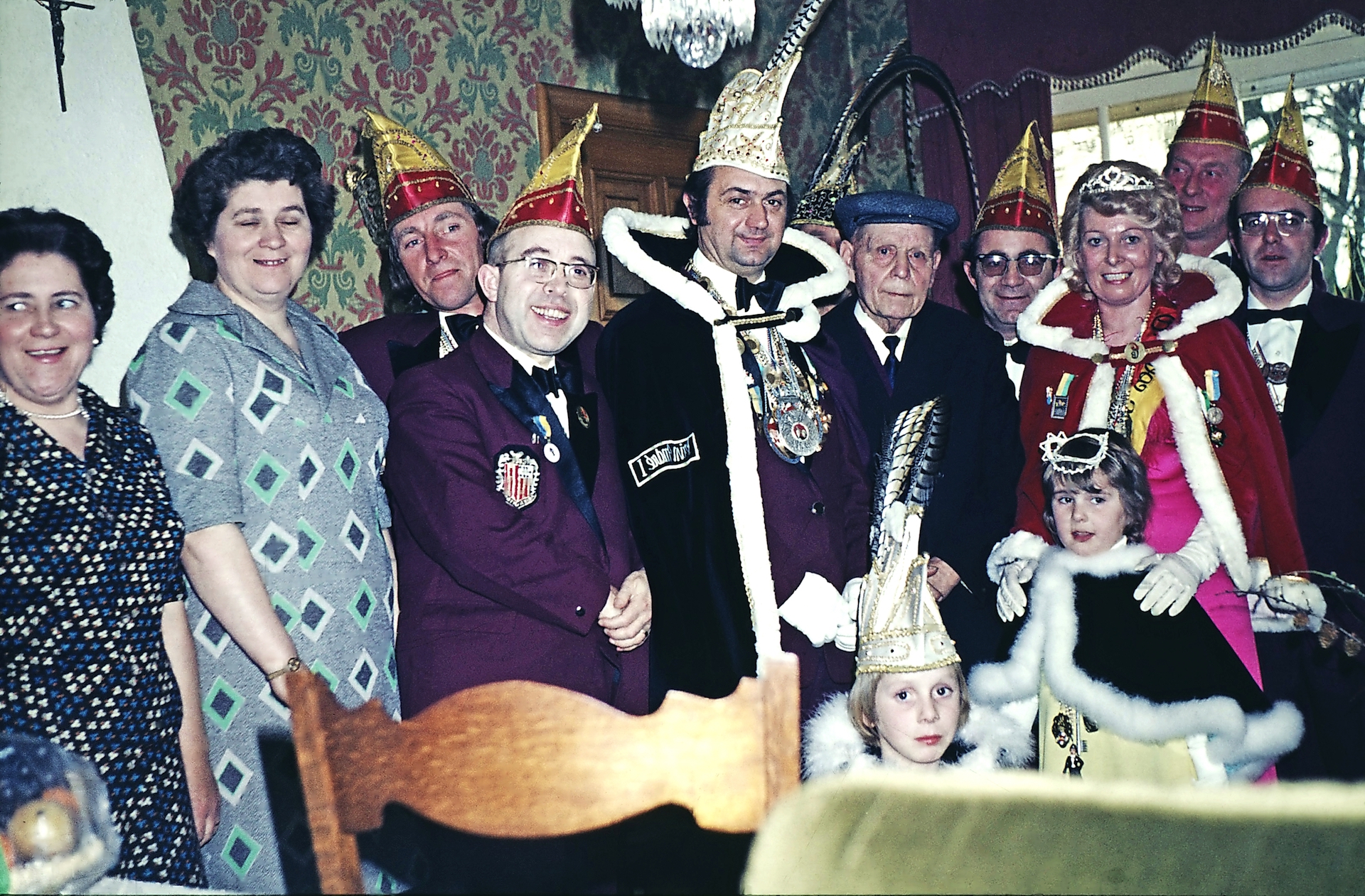 Het prinsenpaar van De Heikneuters bezocht in 1977 volgens de traditie de oudste man in Winkelomheide. © Stadsarchief Geel