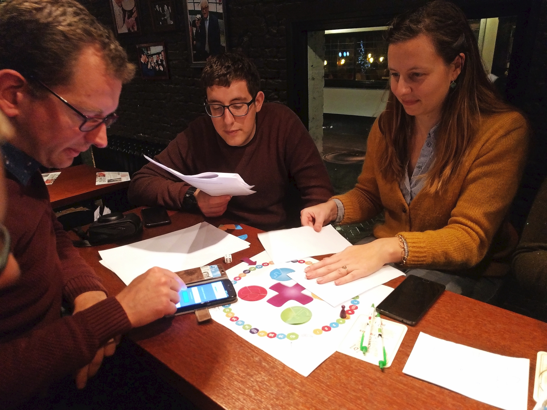 Medewerkers van IJD testen het De Passiespel uit en zien dat het goed is. © Anaïs Fayt