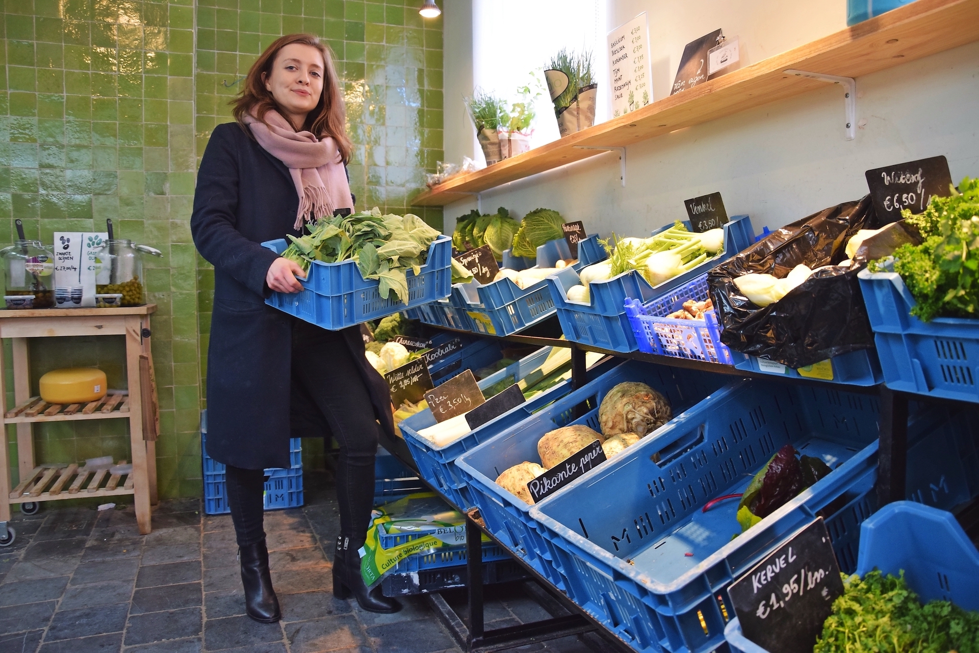 Sarah Menu zweert bij verse biogroenten, recht van de boerderij. © Luk Vanmaercke