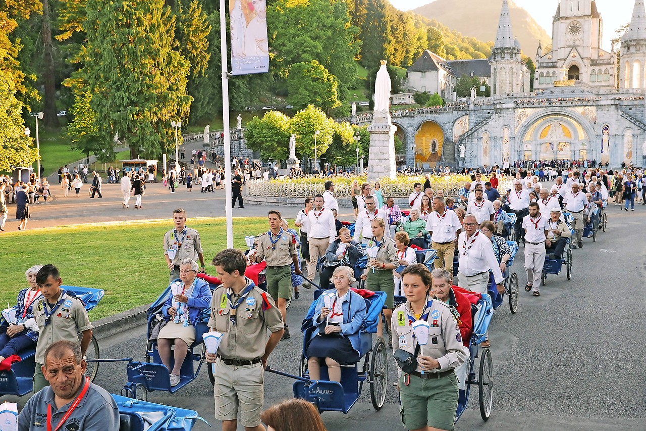 Scouts als lid van de Antwerpse hospitaliteit, tijdens de lichtprocessie in Lourdes. © Diocesane Bedevaarten Antwerpen