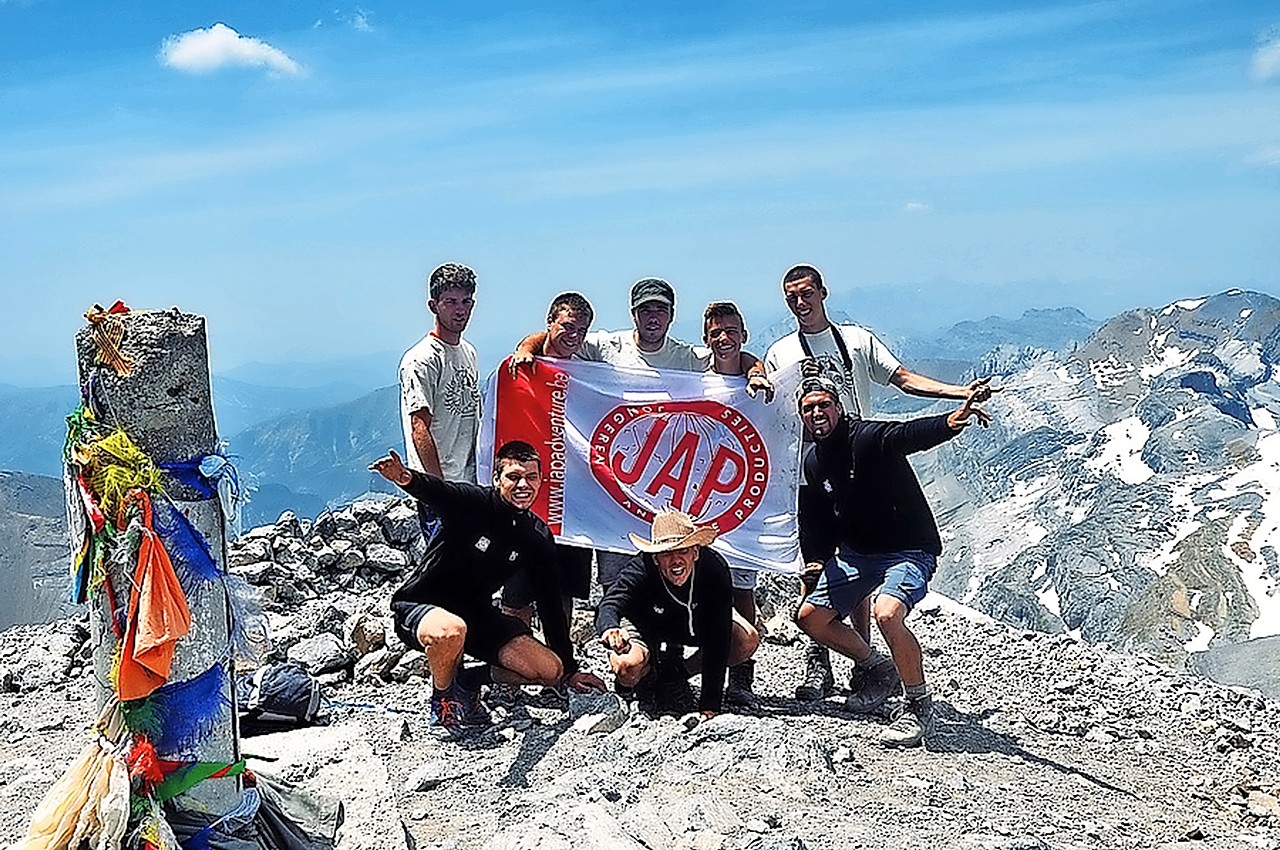 Jongeren en hun monitoren bedwingen de Monte Perdido in Spanje. © Yente Smidts