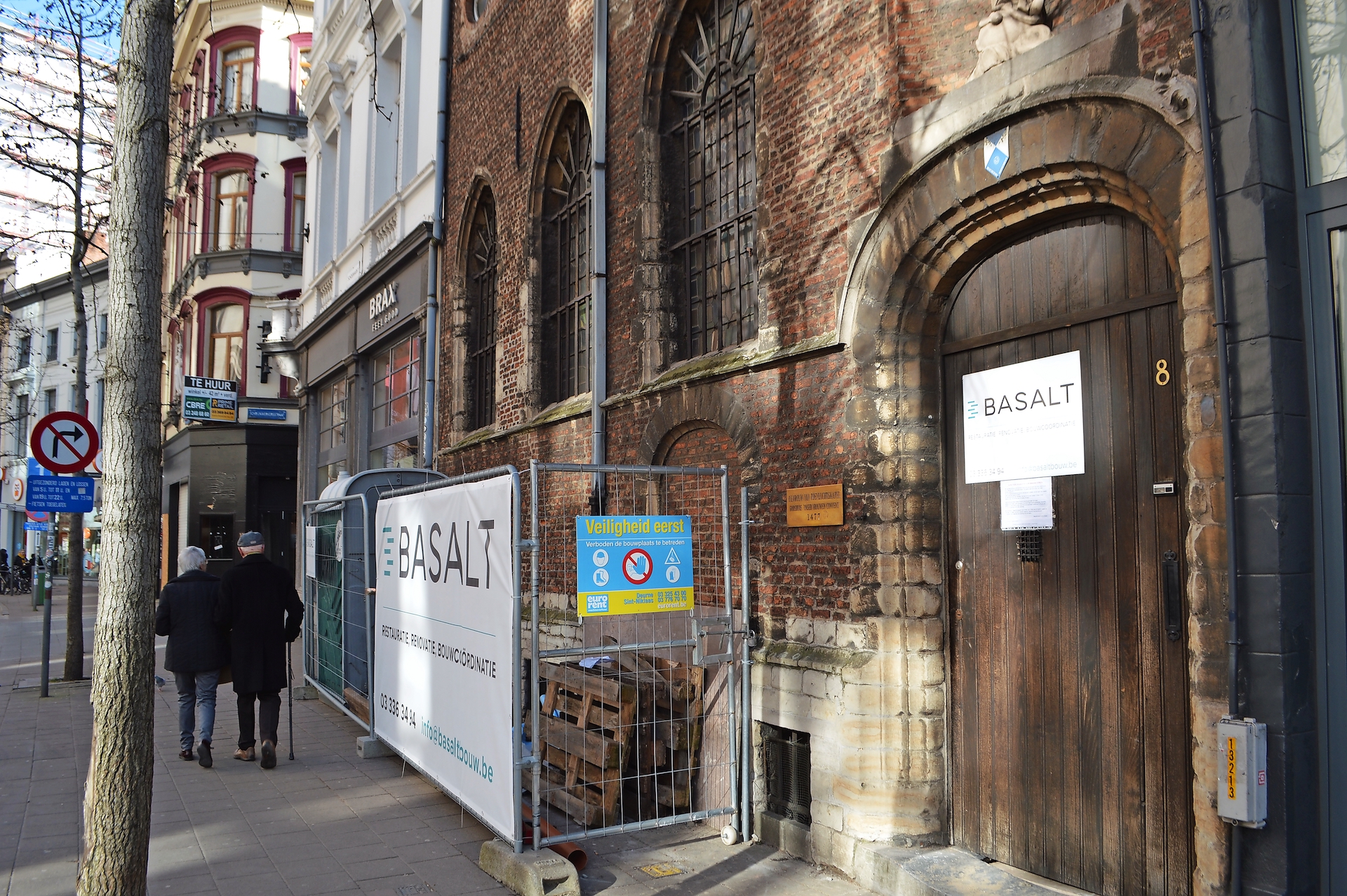 Het kapelletje aan de Schoenmarkt is een van de laatste godshuiskapellen in gebruik voor de eredienst. © Erik De Smet