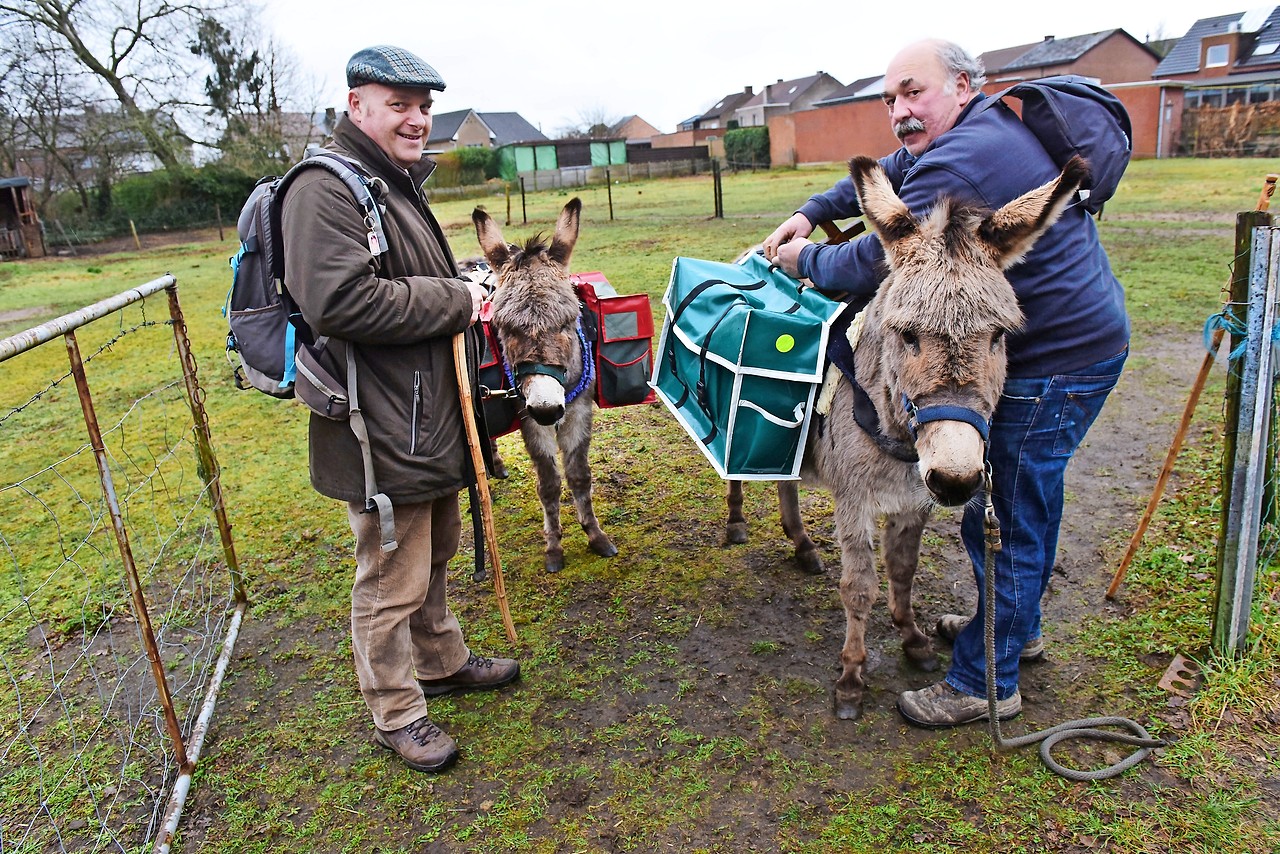 Albert de Ghellinck (links) en Gust Van Rooy nemen ook intenties van zieken mee. © Mia Uydens