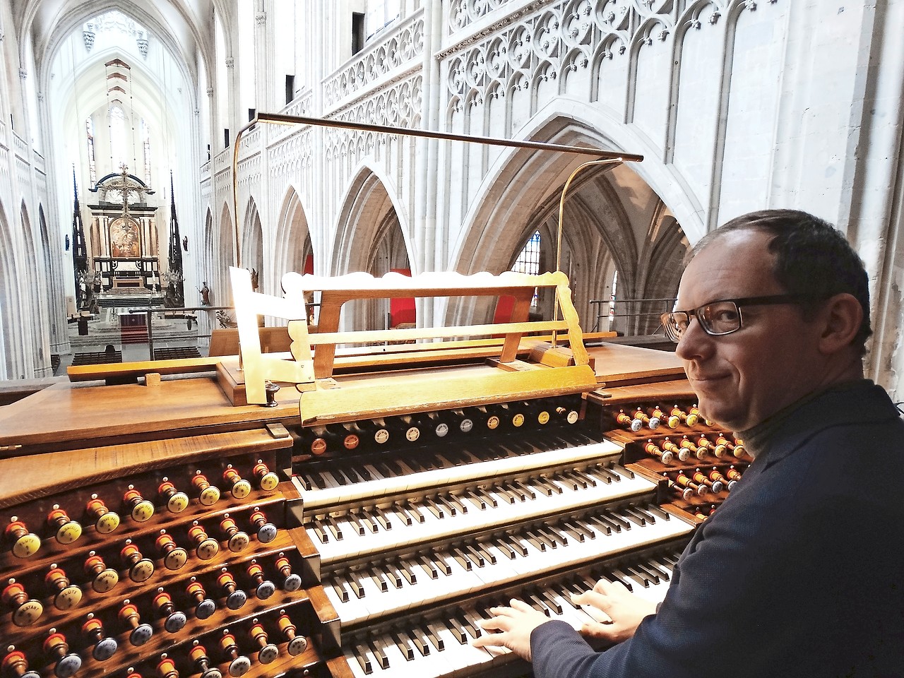 Peter Van de Velde oefent enthousiast op het pas gerestaureerde Schyvenorgel. © Ilse Van Halst